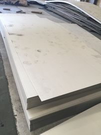 Un bon prix. 1020 le bord laminé à chaud de moulin de la tôle de l'acier inoxydable A36 4x8 a fendu le bord en ligne