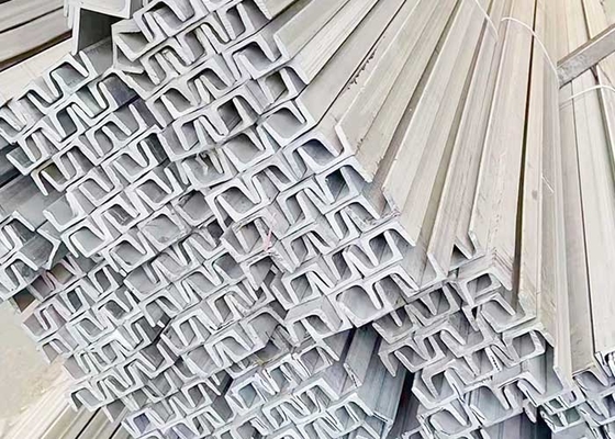 Un bon prix. Les barres d'en 1,4301 U d'AISI 304 ont redressé des profils d'acier inoxydable en ligne